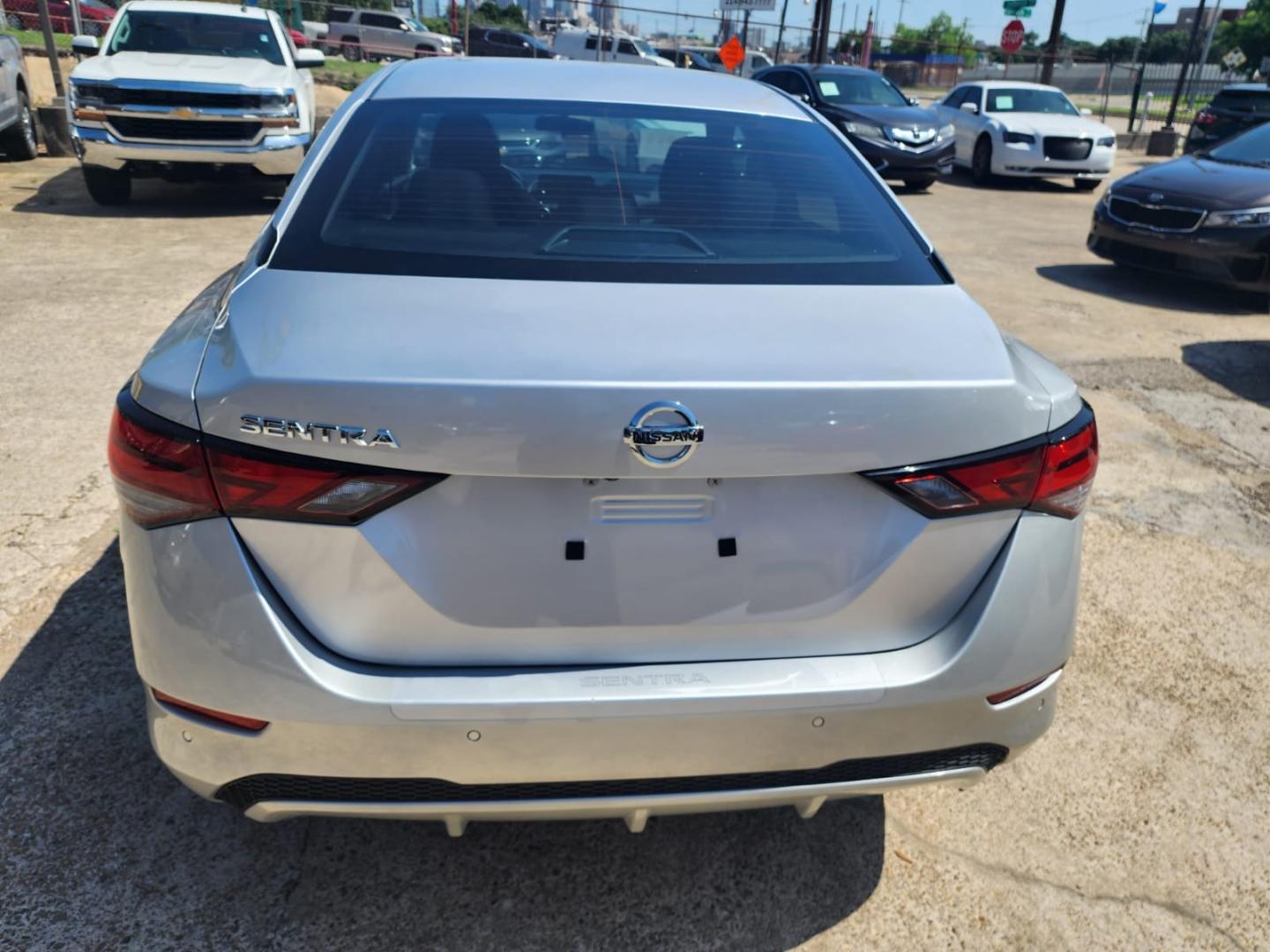 2020 Silver Nissan Sentra S (3N1AB8BV0LY) with an 1.8L L4 SFI DOHC 16V engine, CVT transmission, located at 945 E. Jefferson Blvd, Dallas, TX, 75203, (214) 943-7777, 32.752514, -96.811630 - Photo#3